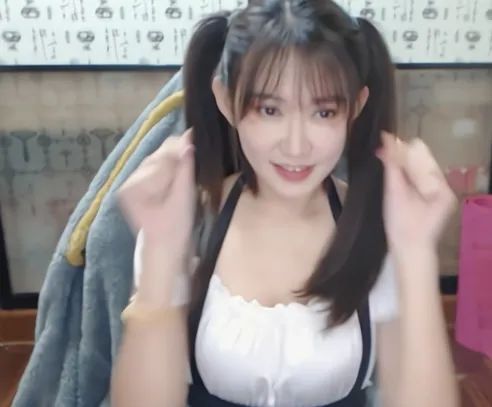 女主播cos妲己诱惑感拉满,称某些刀塔主播穿着暴露打dota实属不易!网友:看到以前的自己了么?