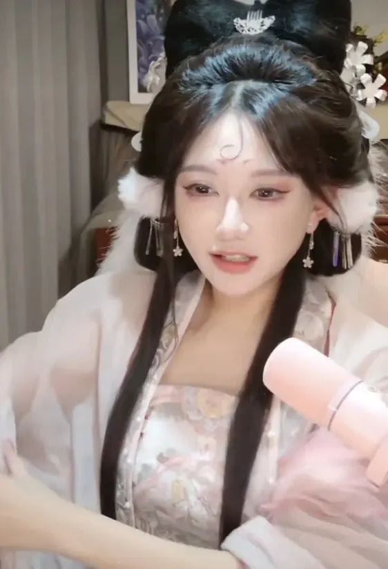 女主播cos妲己诱惑感拉满,称某些刀塔主播穿着暴露打dota实属不易!网友:看到以前的自己了么?