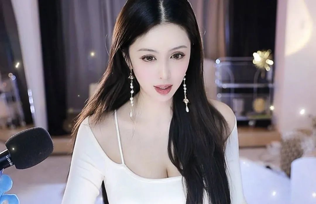 张琪格红衣搭配显露身材,网友提问:你能去外网吗?其回应:自己是要寿终正寝的!