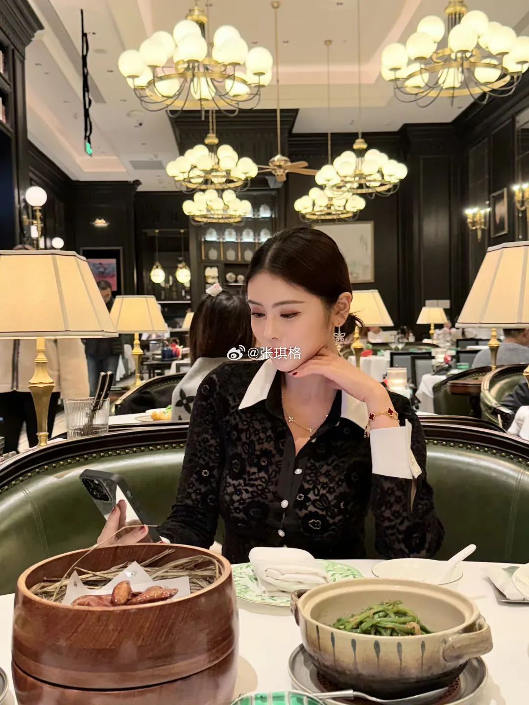 张琪格红衣搭配显露身材,网友提问:你能去外网吗?其回应:自己是要寿终正寝的!