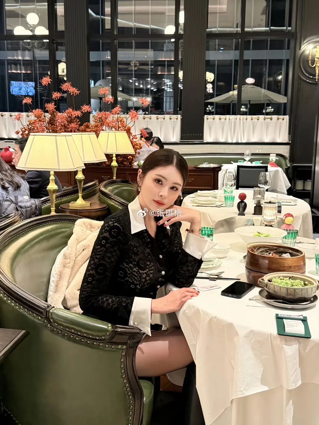 张琪格红衣搭配显露身材,网友提问:你能去外网吗?其回应:自己是要寿终正寝的!