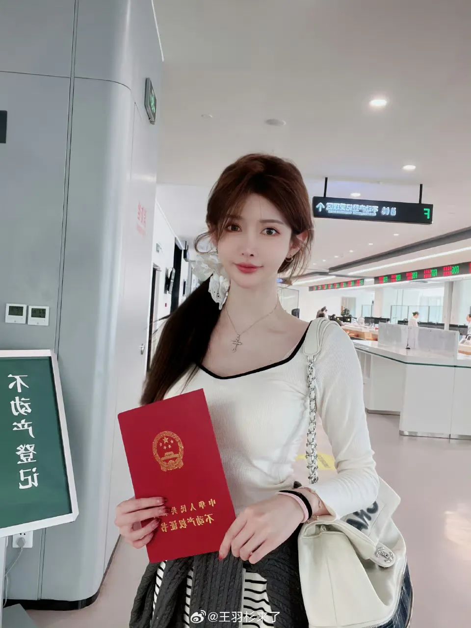 初代二次元女主播隐退多时,竟重现直播间,称直播多年,除了直播其它工作太累,回归主要是挣钱房贷!网友:真把水友当羊毛薅!