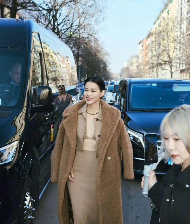 老公夜店摸臀她却率闺蜜团点赞？半独立半封建的港女们请别再卑微_老公夜店摸臀她却率闺蜜团点赞？半独立半封建的港女们请别再卑微_