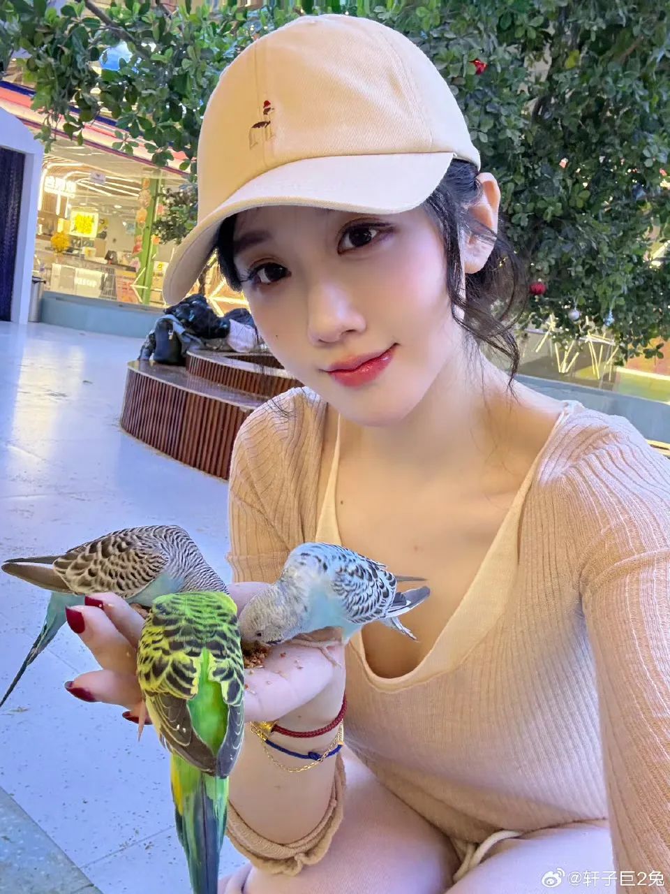 助眠一姐轩子巨2兔国内直播首秀,直播间内背后“喜”字引热议,轩子称没结婚还自曝择偶标准!