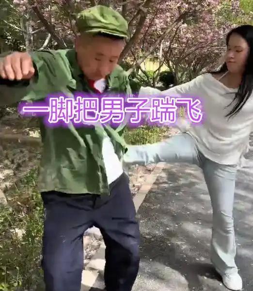 _女子占座不让飞踹老人人肉_女子街头遭男子脚踹