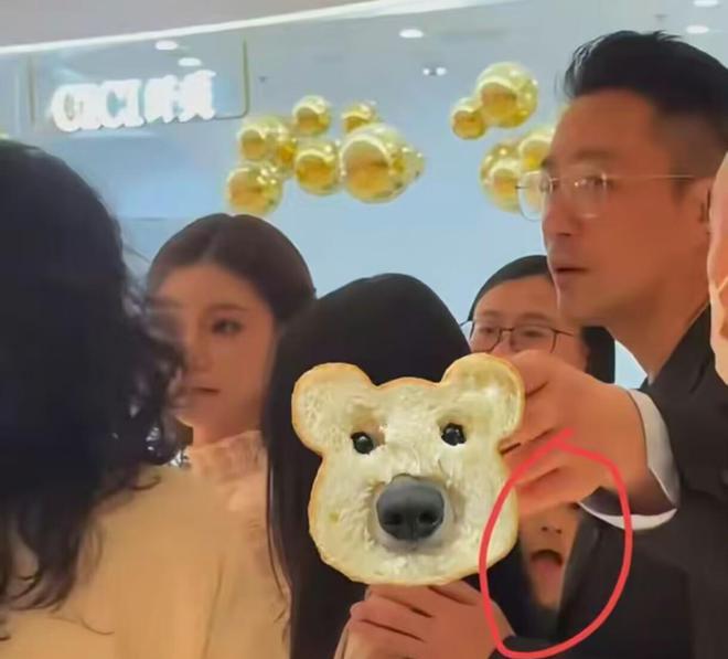 _汪小菲带儿女逛北京，S粉气疯了	，提醒孩子：杀母之仇不共戴天！_汪小菲带儿女逛北京，S粉气疯了，提醒孩子：杀母之仇不共戴天！