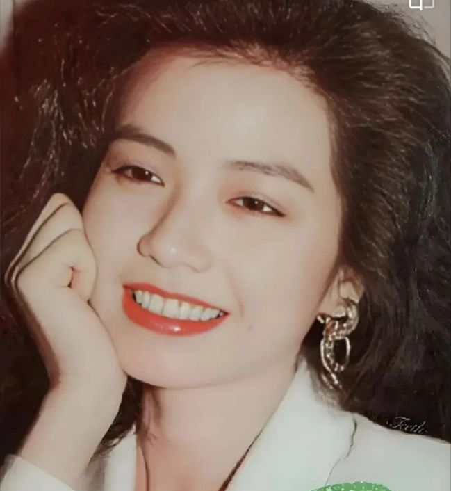 _1983年	，50岁富商掏100万支票对钟楚红道：给你100万，以后跟着我_1983年，50岁富商掏100万支票对钟楚红道：给你100万	，以后跟着我