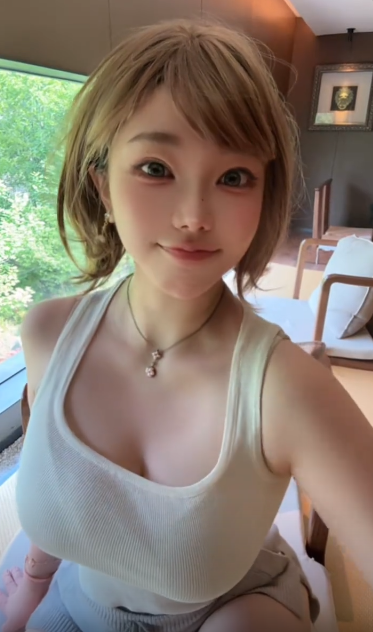 刘飞儿抽象主播转擦边舞蹈主播，疑似初代嫩模回归！网友称其挤不进的圈子，不要硬闯，对此刘飞儿回应：不爱看就取关!