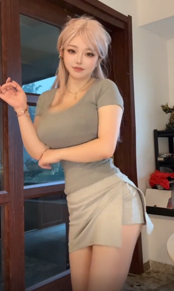 刘飞儿抽象主播转擦边舞蹈主播，疑似初代嫩模回归！网友称其挤不进的圈子，不要硬闯，对此刘飞儿回应：不爱看就取关!