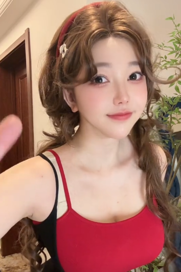 刘飞儿抽象主播转擦边舞蹈主播，疑似初代嫩模回归！网友称其挤不进的圈子，不要硬闯，对此刘飞儿回应：不爱看就取关!