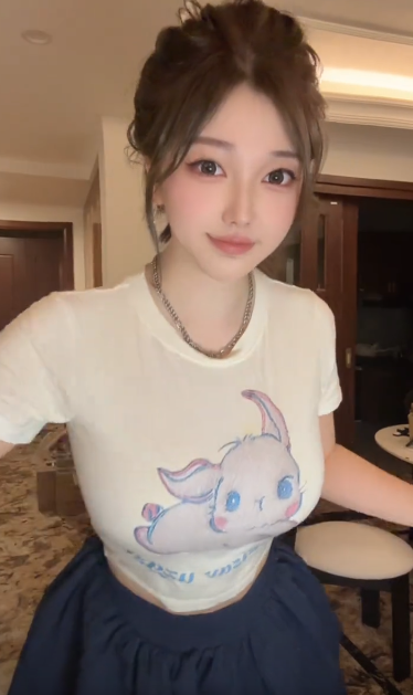 刘飞儿抽象主播转擦边舞蹈主播，疑似初代嫩模回归！网友称其挤不进的圈子，不要硬闯，对此刘飞儿回应：不爱看就取关!