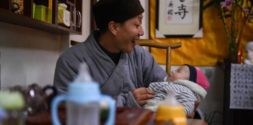 凤凰晚报|“和尚爸爸”的另一面：犯色戒被寺庙开除，与被救助孕妇恋爱