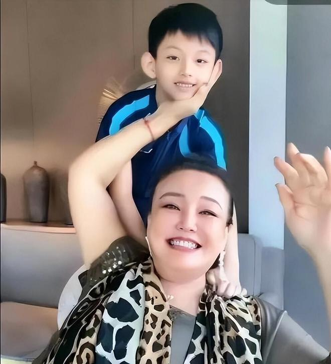 _为孙低头！张兰喊话S家停战	，小S转移资产消费亡姐遭全网抵制_为孙低头！张兰喊话S家停战，小S转移资产消费亡姐遭全网抵制