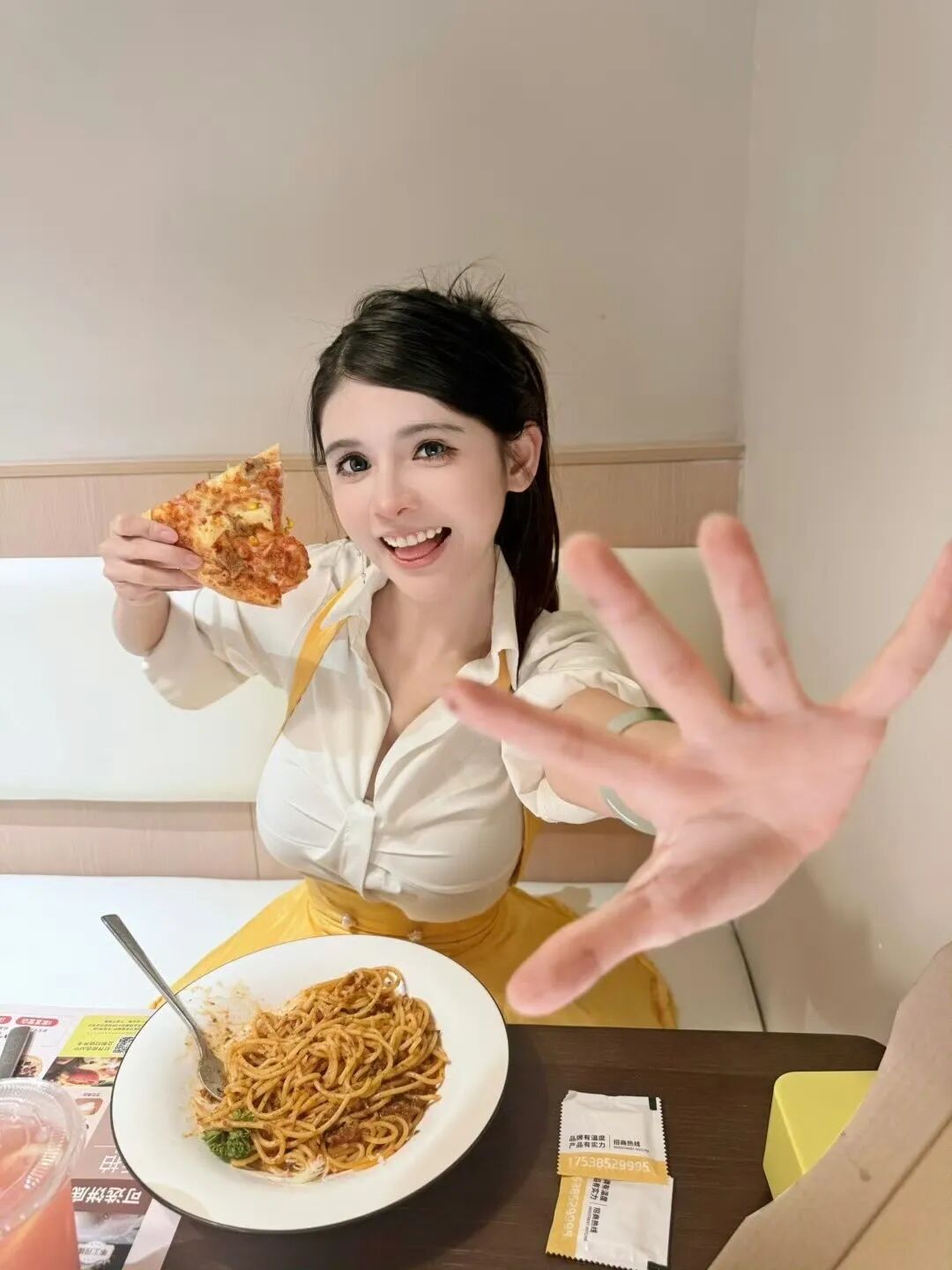 狗头萝莉吐槽网友太严格，如果当初自己真M，现在得有千万存款，可自己不是那种人，如今又穷还被骂！