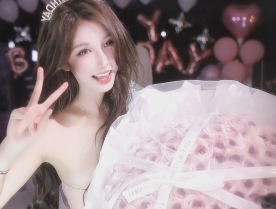 米娜生日盛装出席惊艳众人！一晚上揽收6位数！直播含泪告别斗鱼，称青春都给斗鱼了！