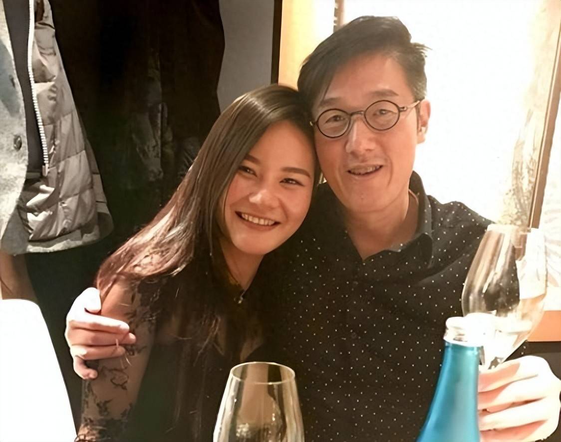 67岁香港富商与网红婚外情，9年连生4胎原配不知