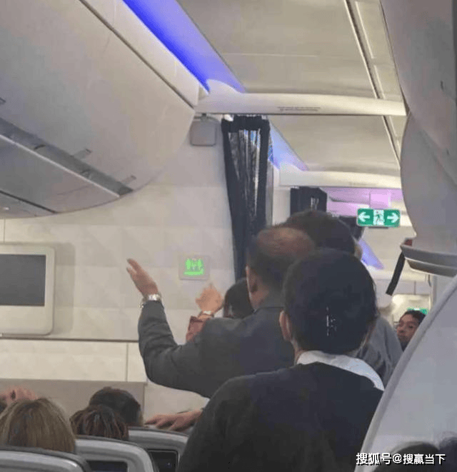 老年乘客闹达美航班致紧急改降 妻子怒斥服务
