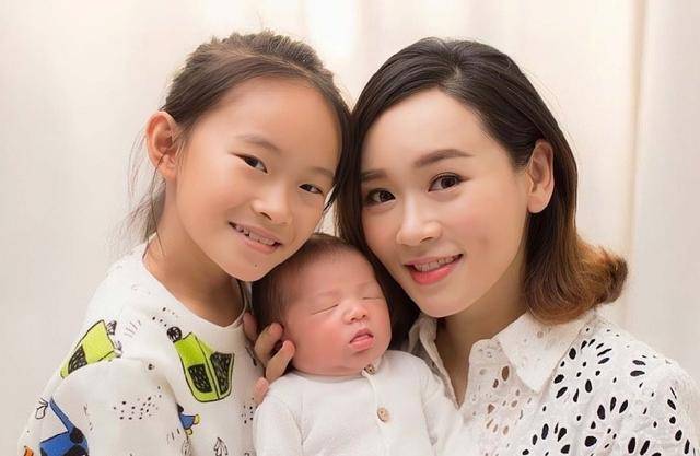香港女星洗冤单亲妈熬夜直播赚钱