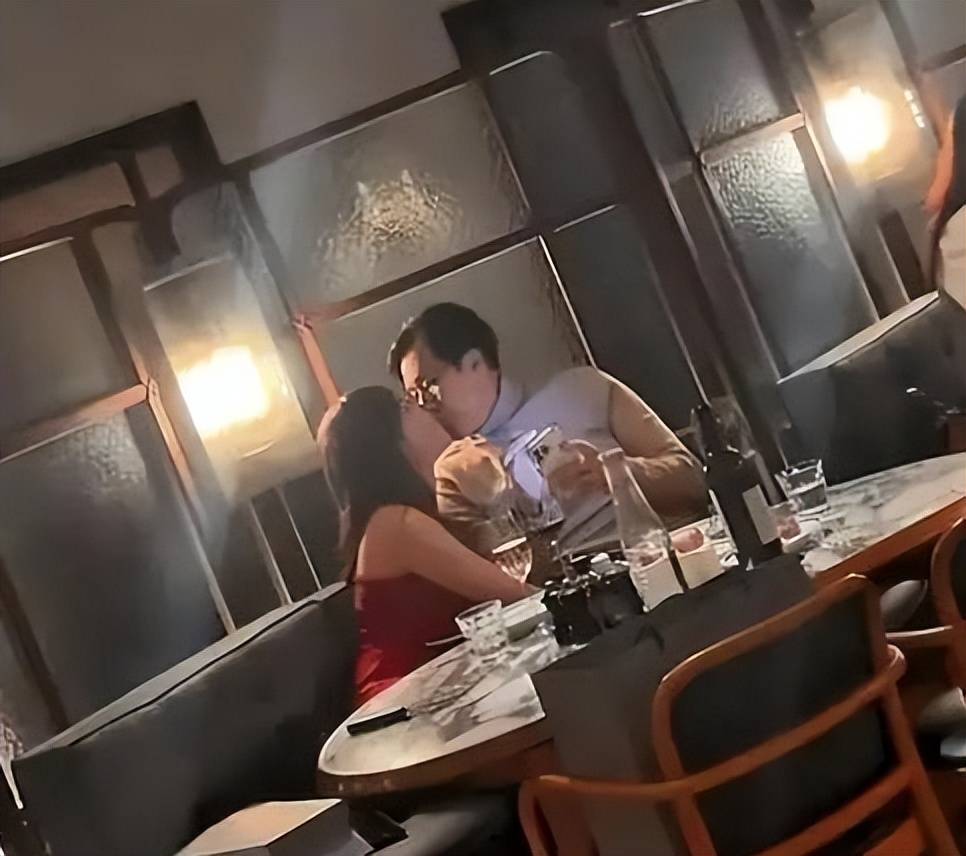 67岁香港富商与网红婚外情,9年连生4胎原配不知