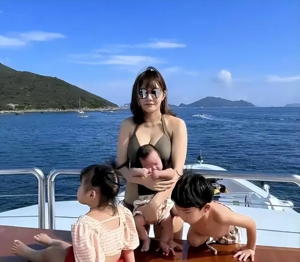 67岁香港富商与网红婚外情,9年连生4胎原配不知