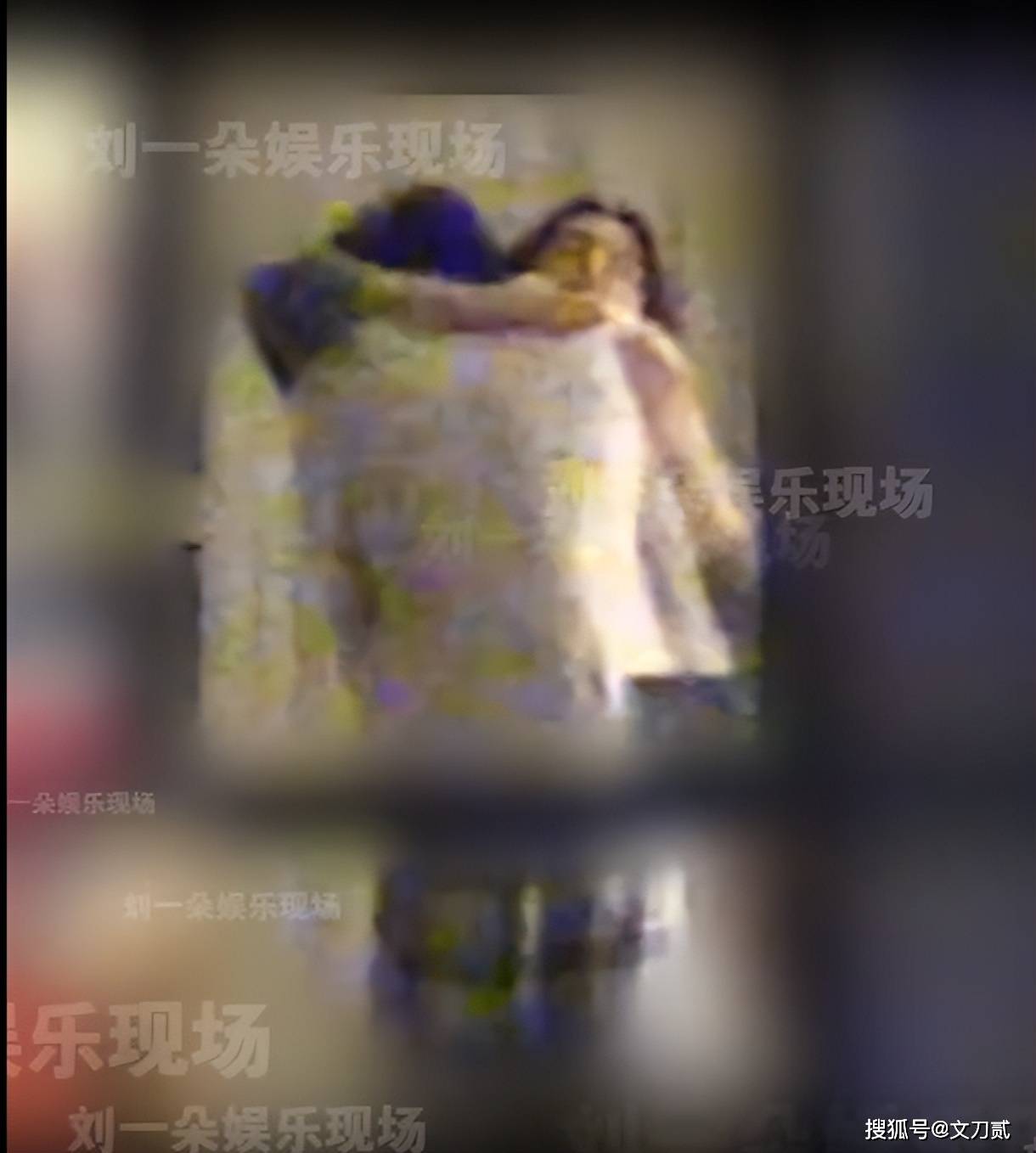 女顶流家中与男友卧室拥吻被拍,男方身份被扒