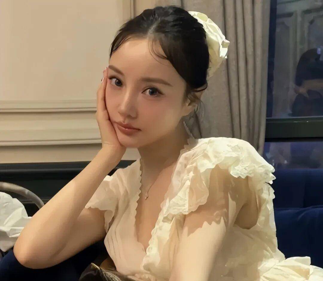 李小璐婚姻事业双毁,女儿甜馨承受最重代价