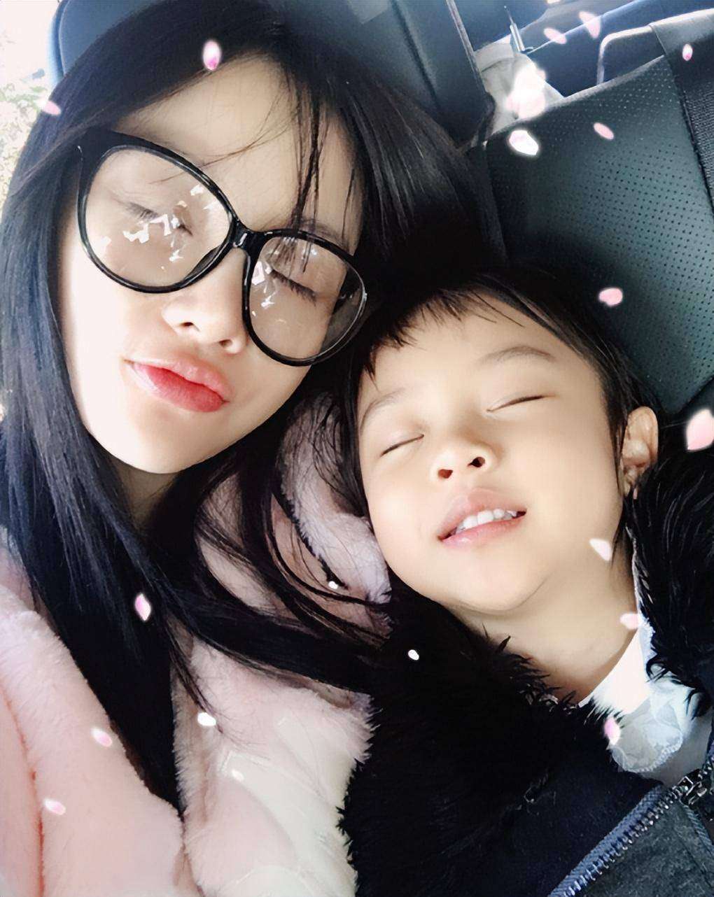 李小璐素颜带娃逛超市：从影后到母亲的人设转变