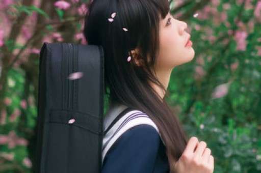 女子当街下跪，男子玩手机无视，穿着引热议