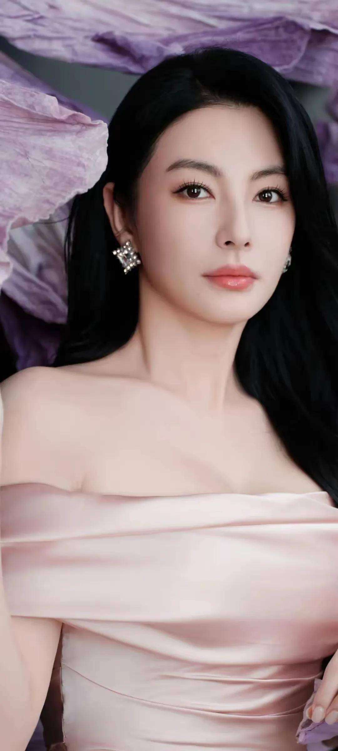 某女星人设崩塌:法律与伦理的双重危机
