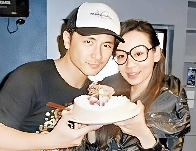 香港女星洗冤单亲妈熬夜直播赚钱