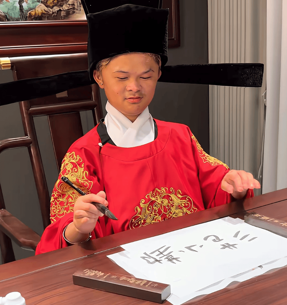 范小勤18岁当爸引众怒:流量炒作还是真爱?