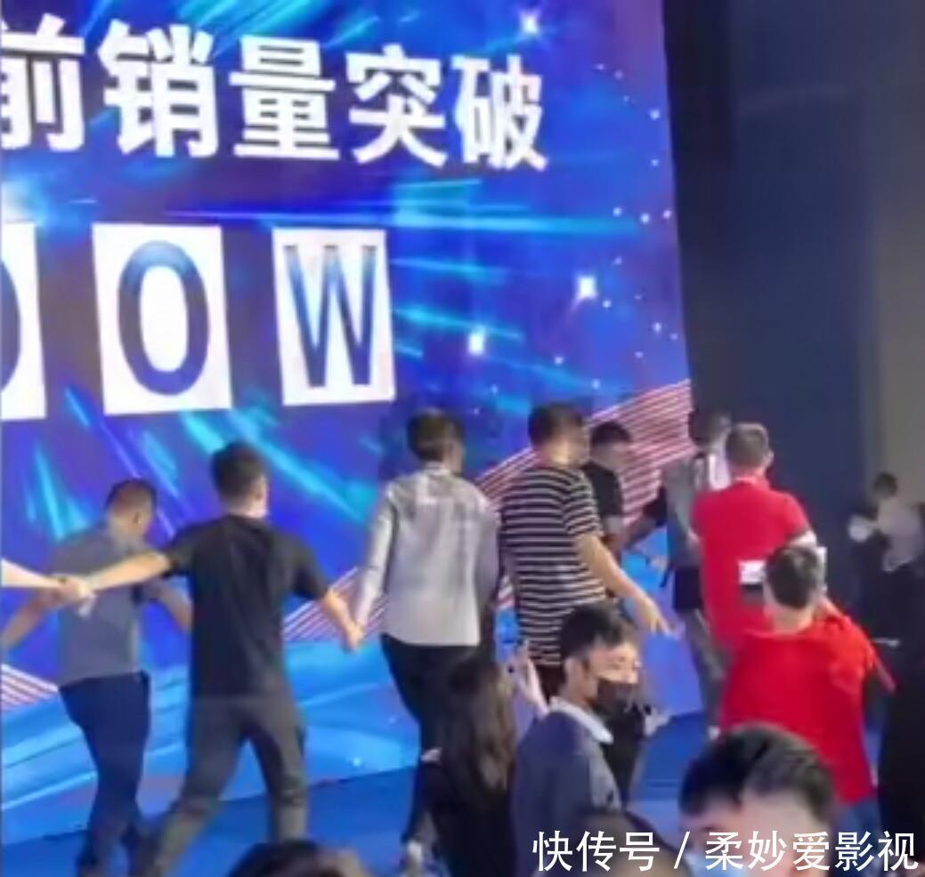 农民酷似马云走红，嫌弃电动车接驾