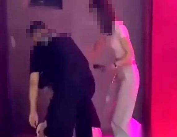 女孩帅起来没男的什么事：酒吧飞踹乌龙，酷飒女孩住院12天