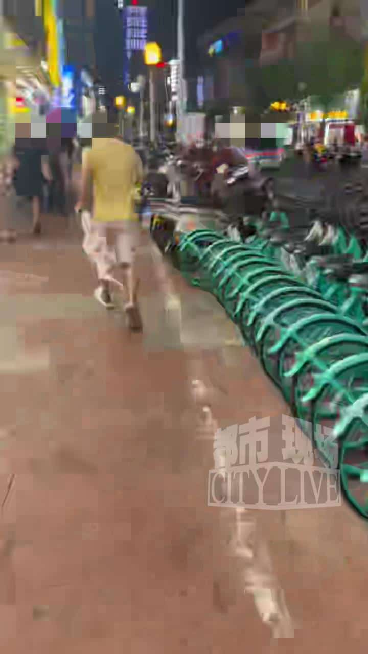 偷拍男手机4万多张照片！女大学生曝光现场画面
