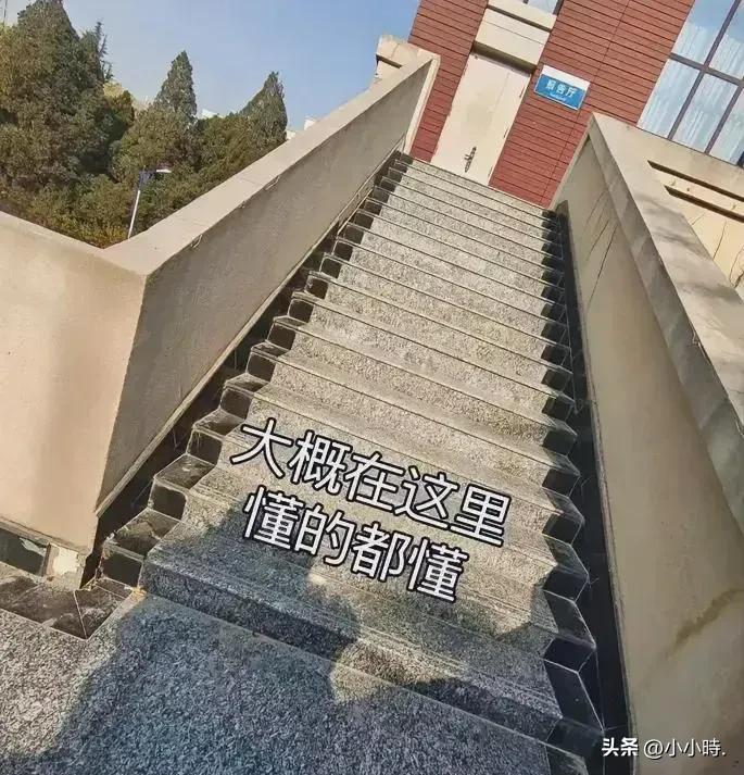 兰州交通大学楼梯间争议事件：情侣不雅行为