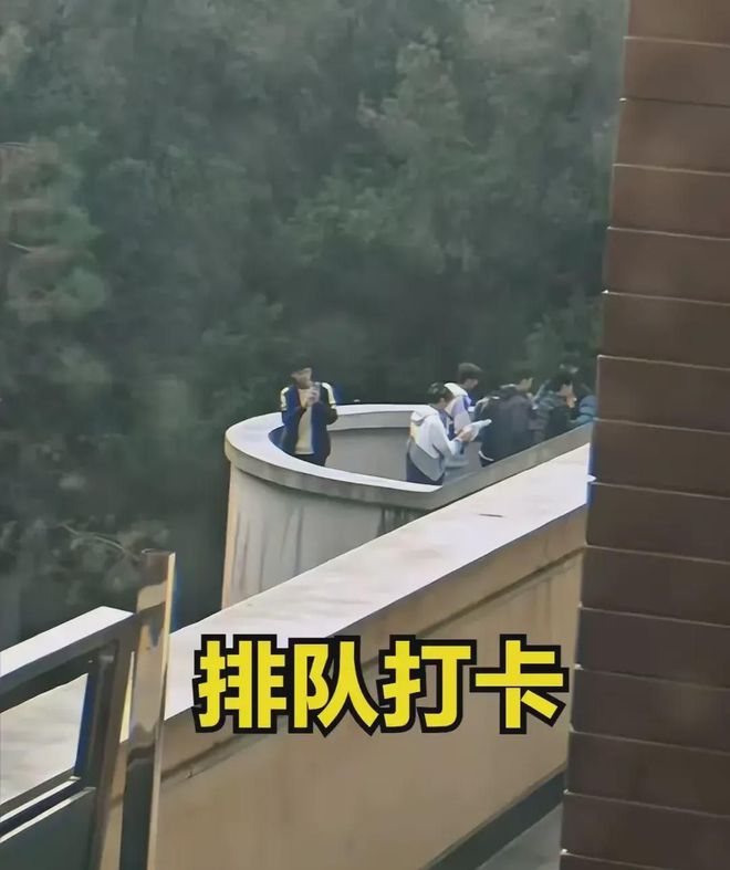 兰州交大情侣楼梯亲密瞬间遭热议，不雅行为成网络焦点