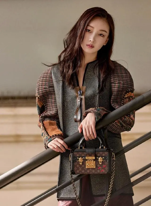 周冬雨韩国亮相：连衣裙造型美到网友惊叹