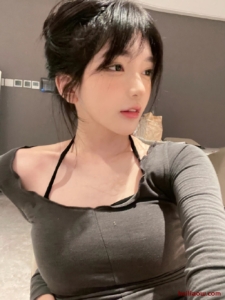 明星深夜聚餐曝光，网友讨论达高潮