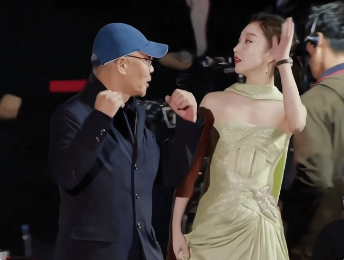 周冬雨韩国亮相:连衣裙造型美到网友惊叹