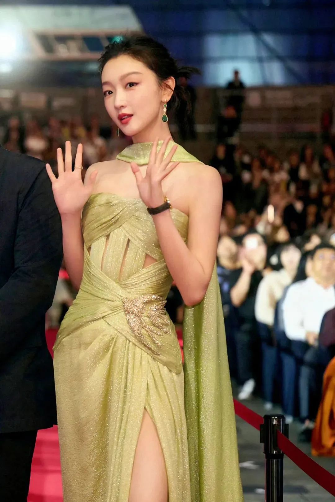 周冬雨韩国亮相:连衣裙造型美到网友惊叹