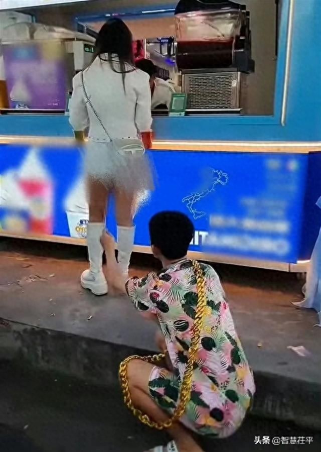 网红直播出格吸粉：竹签捅女游客臀部事件引关注