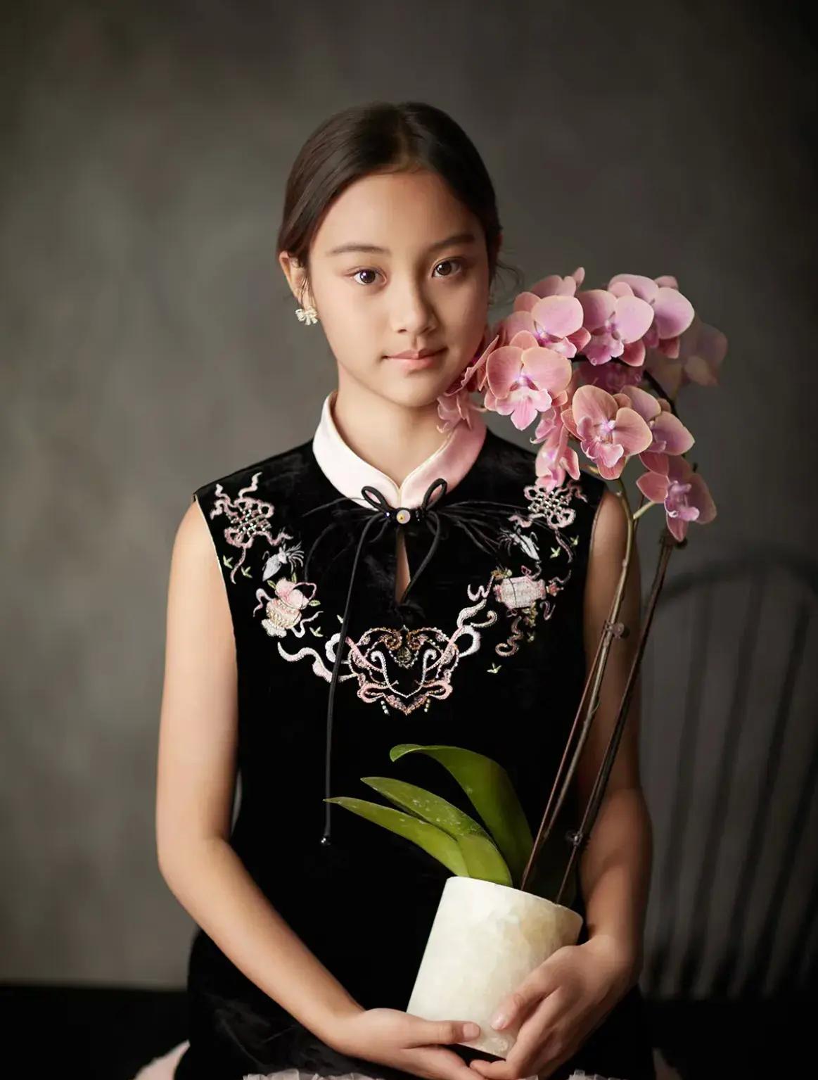 贾乃亮晒甜馨生日照，父女俩幸福笑容藏不住