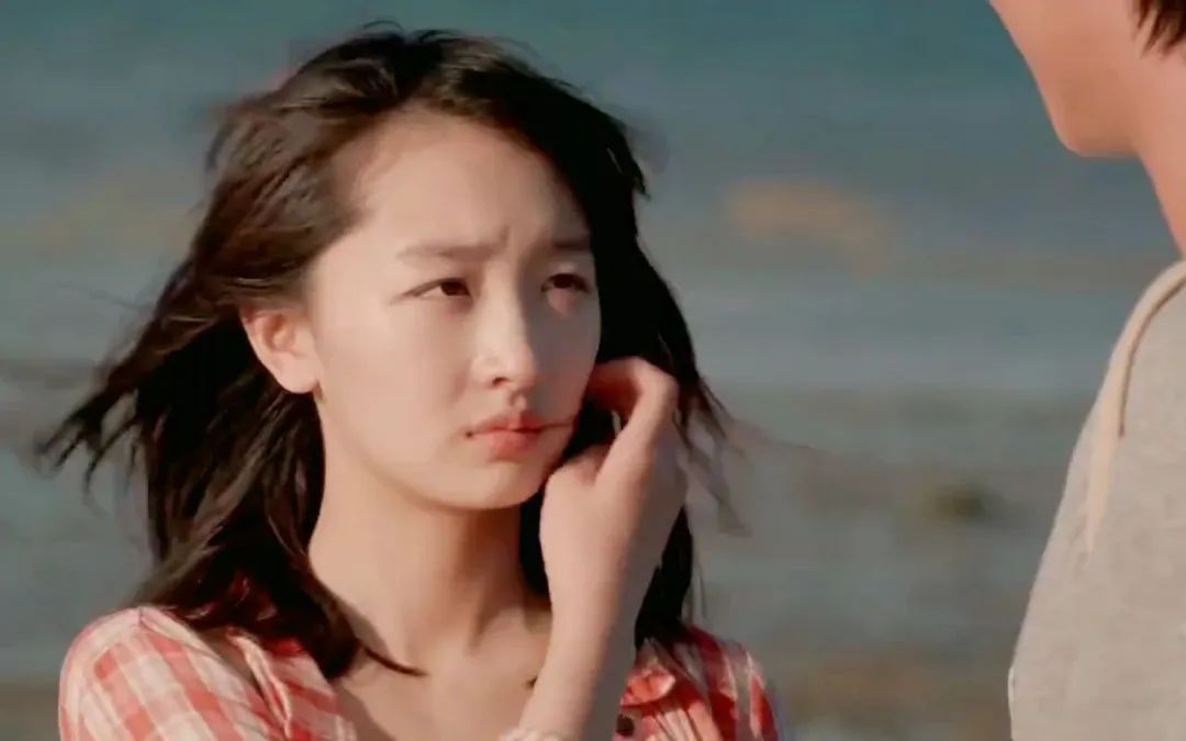 周冬雨韩国亮相:连衣裙造型美到网友惊叹