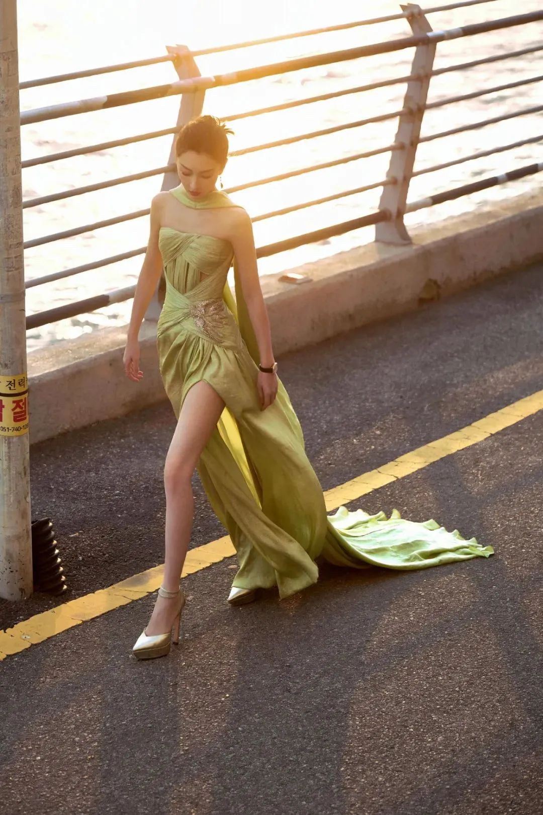 周冬雨韩国亮相:连衣裙造型美到网友惊叹