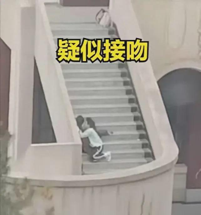 兰州交大情侣楼梯亲密瞬间遭热议，不雅行为成网络焦点