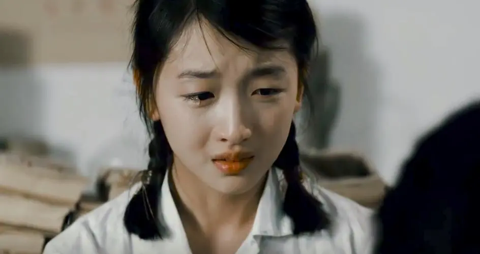 周冬雨韩国亮相:连衣裙造型美到网友惊叹