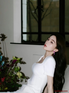 明星深夜聚餐曝光,网友讨论达高潮